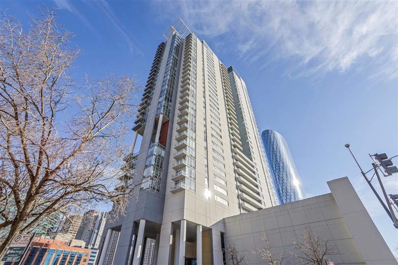 737 W Washington Building Exterior