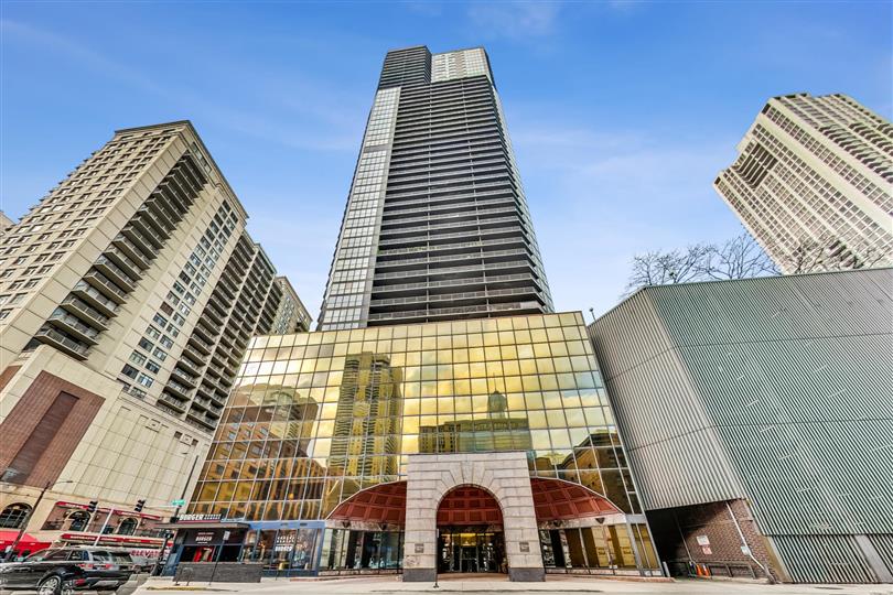 10_E_Ontario_Exterior