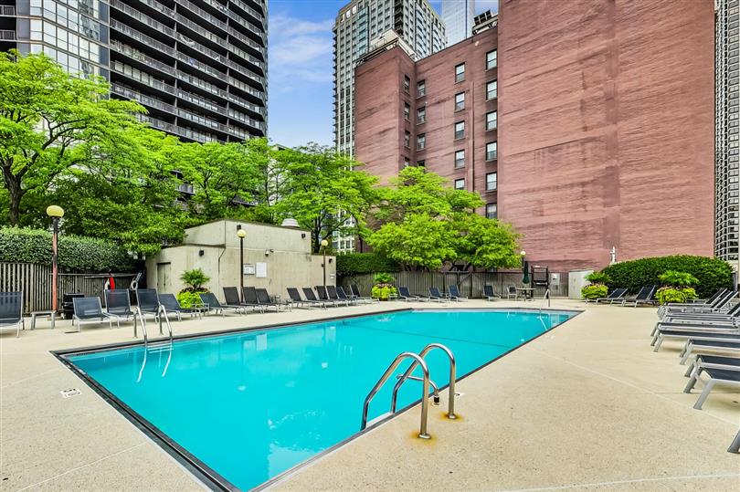 10_E_Ontario_Pool